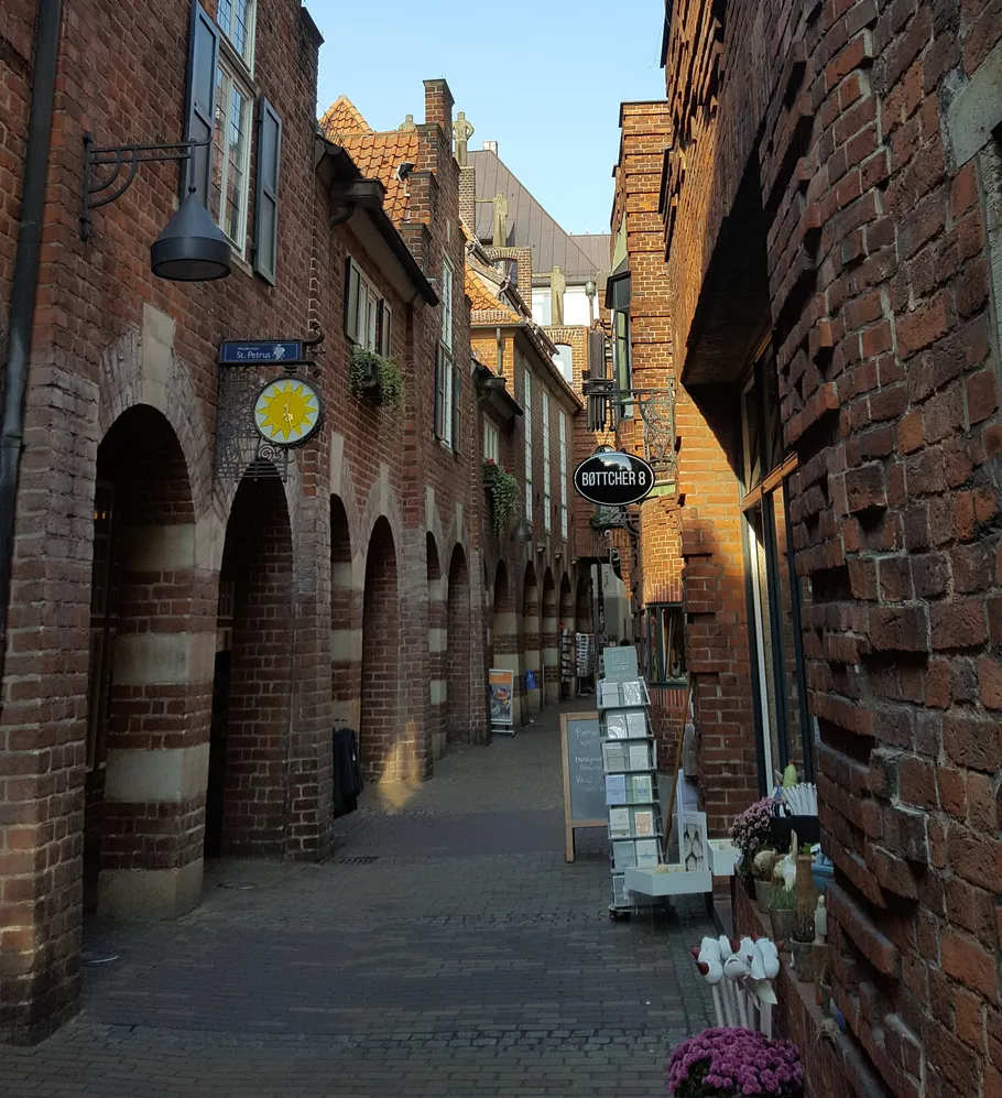 Alte Ziegelstraße mit Geschäften und Kunsthandwerkständen.