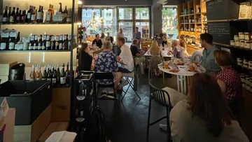 In einem Restaurant sitzen Gäste und genießen Essen und Getränke.