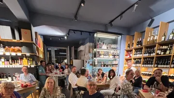 Eine Gruppe Menschen sitzt in einem Restaurant und genießt.