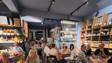 Eine Gruppe Menschen sitzt lächelnd in einem Restaurant.