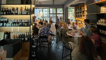 Ein Restaurant mit Gästen, die Essen und Getränke genießen.
