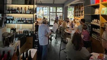 Ein Restaurant: Gäste sitzen, genießen Essen und trinken Wein.