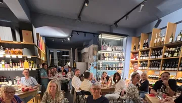 Menschen sitzen in einem Restaurant und genießen Getränke zusammen.