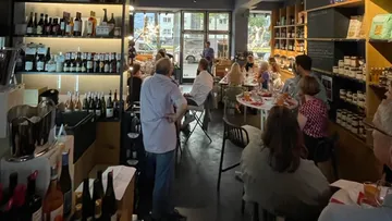 Menschen sitzen in einem Café und genießen Essen und Getränke.