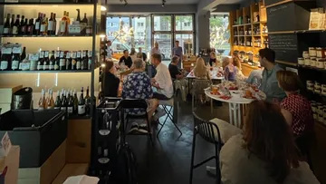 Ein Restaurant mit Gästen, die an Tischen speisen und trinken.