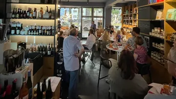 Ein Restaurant, Gäste lauschen einem Redner in gemütlicher Atmosphäre.