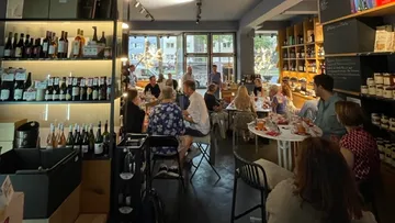Ein Restaurant voller Gäste genießt Wein und Essen.