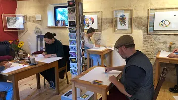 Kursteilnehmer beim Malen