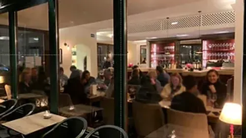 Gäste essen und unterhalten sich in einem Restaurant.