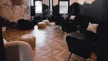 Gemütlicher Raum mit modernen Möbeln, minimalistischem Design.