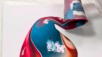 Bunte abstrakte Farbe, die auf Leinwand gegossen wird.