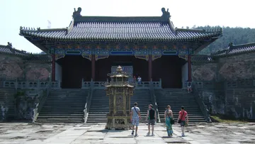 Vier Personen gehen zur klassischen asiatischen Architektur.