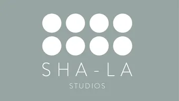 Sechs Kreise in zwei Reihen, unter dem Text „SHA-LA STUDIOS“.
