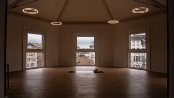 Bright, empty room design with windows and simple floor space.