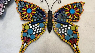 Bunte Schmetterlingsdekoration aus Mosaik auf weißem Hintergrund.