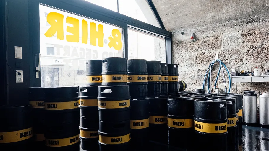 Fässer mit Bier stehen in einem Geschäftsräumen.