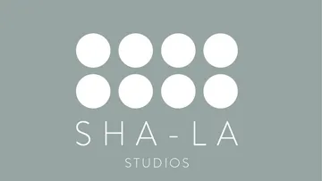 Kreise bilden das Logo von SHA-LA STUDIOS auf Hintergrund.