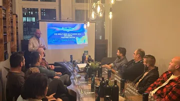 Ein Mann präsentiert Tasting-Notizen in einem Seminarraum.