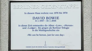 Gedenktafel zum Gedenken an David Bowies Wohnsitz in Berlin.