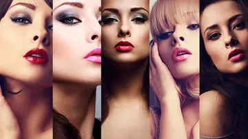 Fünf Frauenposen mit verschiedenen Lippenstifttönen und Make-up.