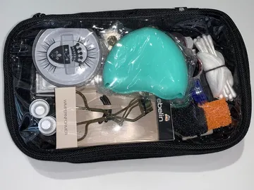 Make-up-Set mit Werkzeugen in einem transparenten Beutel.