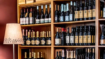 Wein und Glas auf einem Esstisch.