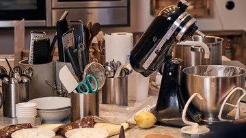 KitchenAid-Mixer mit Utensilien auf der Arbeitsplatte.
