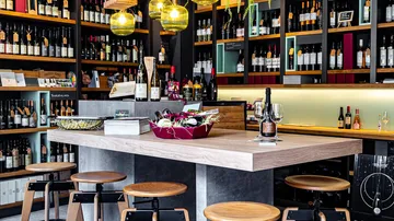 Weinbar mit Flaschenregalen, Barhockern.