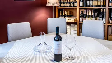 Weinflasche auf dem Tisch mit Glas, Karaffe.
