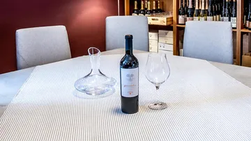 Weinflasche, Karaffe, Glas auf dem Tisch im Weinkeller.