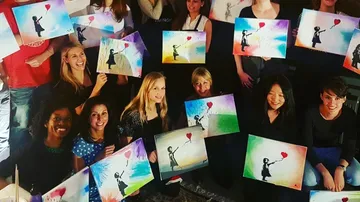 Gruppe mit identischen bunten Gemälden eines Mädchens mit Ballon.
