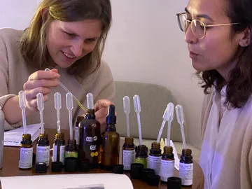 Zwei Frauen mischen Öle, um aromatische Essenzen zu kreieren.