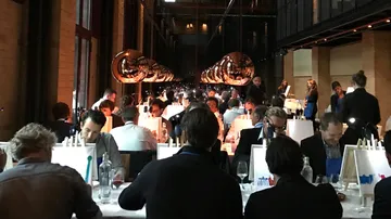Leute, die in einem schwach beleuchteten Raum malen.