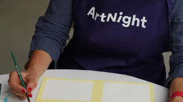 Person, die bei einer ArtNight-Veranstaltung malt, Nahaufnahme.