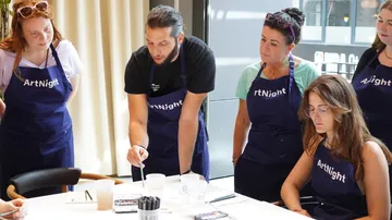 Gruppen-Malunterricht mit Lehrer, ArtNight Aprons.