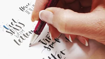 Handschrift in Kursivschrift auf Papier