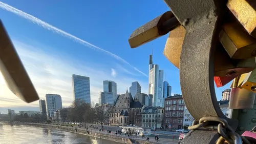 Frankfurter Skyline mit Liebesschlössern auf der Brücke.