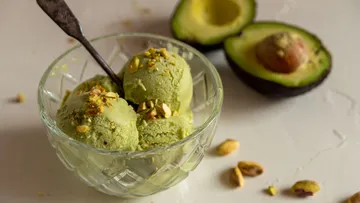 Avocado-Eiscreme mit Pistazien in einer Glasschüssel.