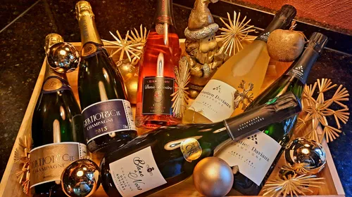 Verschiedene Champagnerflaschen mit Weihnachtsdekor.