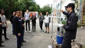 Gruppe beobachtet, experimentiert mit Experten draußen.