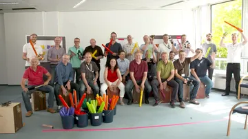 Gruppe von Menschen mit Schlaginstrumenten drinnen.