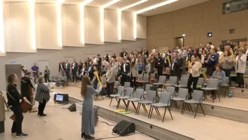 Leute, die auf Stühlen stehen und an einer Sitzung teilnehmen