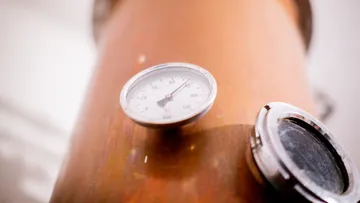 Thermometer auf einem Kupferbrühkessel.