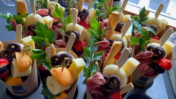 Gourmet-Snacks mit Käse, Obst und Brezeln.
