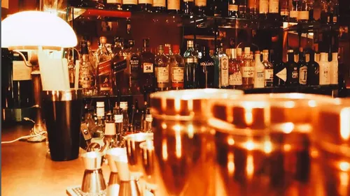 Cocktailbar mit Flaschen und Shaker.