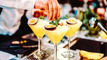 Barkeeper garniert Passionsfrucht-Cocktails an der Bar.