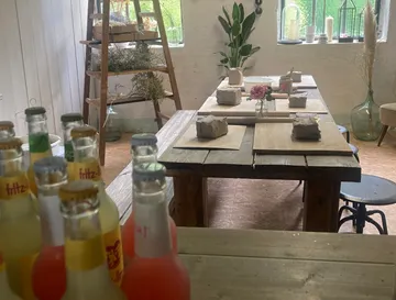 Werkstatttisch für Töpferei mit Tonblöcken.