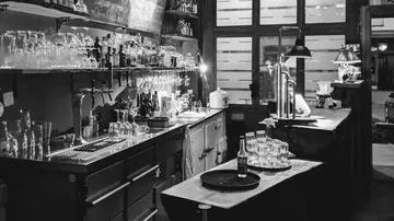Leeres Barinterieur mit Glaswaren und Flaschen.