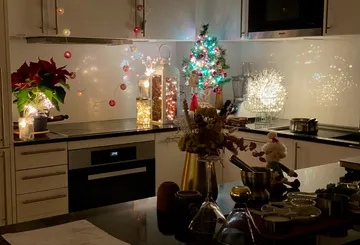 Festliche Küche mit Weihnachtsbeleuchtung und Dekoration.
