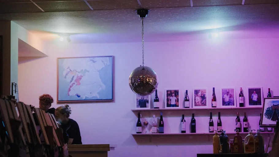 Discokugel in der Weinbar mit Wandfotos.
